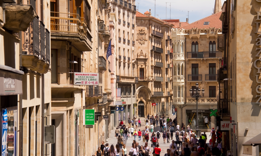 Calle céntrica de Salamanca con gran afluencia de personas